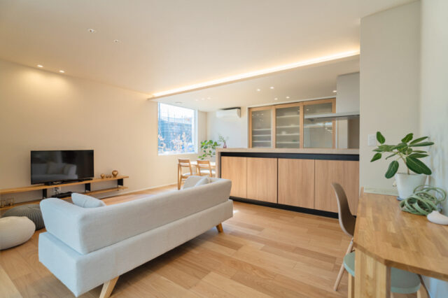 image_group{"aspect_ratio":"1:1","query":["間接照明 リビング 天井 反射 おしゃれ","コーブ照明 壁 光 住宅","寝室 間接照明 落ち着く 雰囲気"],"num_per_query":1} 壁や天井に光を反射させて空間を照らす方法