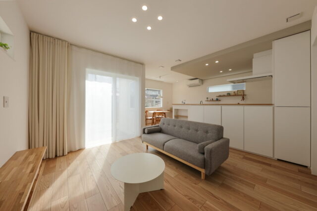 image_group{"aspect_ratio":"1:1","query":["直接照明 明るい 手元 作業 キッチン 照明","ダウンライト 直下 明るい 例","明るい 作業空間 照明"],"num_per_query":1} 光が直接対象を照らす照明