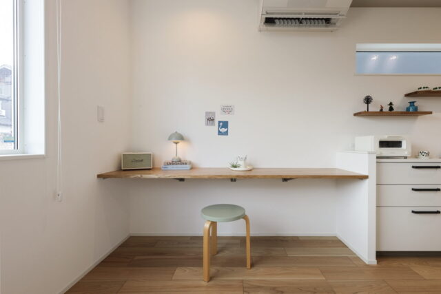 image_group{"aspect_ratio":"1:1","query":["スタンドライト リビング おしゃれ 北欧","テーブルランプ 寝室 間接照明","読書 ライト 手元 照明"],"num_per_query":1} 床や家具の上に置くタイプ