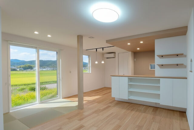 image_group{"aspect_ratio":"1:1","query":["シーリングライト 天井 シンプル リビング","LED シーリングライト 部屋 全体","一般的な住宅 照明 シーリング"],"num_per_query":1}