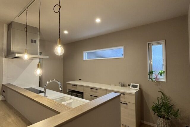 image_group{"aspect_ratio":"1:1","query":["間接照明 リビング 雰囲気 おしゃれ","スタンドライト 読書 手元 照明","ダイニング ペンダントライト 手元"],"num_per_query":1}