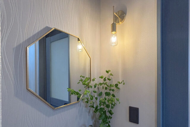 image_group{"aspect_ratio":"1:1","query":["ブラケットライト 廊下 壁 おしゃれ 照明","洗面所 ブラケットライト 北欧","階段 壁照明 インテリア"],"num_per_query":1} 壁に取り付けるタイプの照明