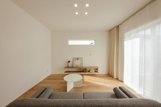 image_group{"aspect_ratio":"1:1","query":["ダウンライト 天井 埋め込み 住宅","ダウンライト リビング モダン 空間","天井 すっきり 照明 ミニマル"],"num_per_query":1} 天井に埋め込む小型の照明 空間がスッキリ見えるのが特徴です