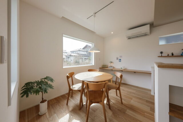 image_group{"aspect_ratio":"1:1","query":["ペンダントライト ダイニング 北欧 おしゃれ","キッチン 吊り下げ照明 食卓","ガラス ペンダントライト インテリア"],"num_per_query":1} 天井から吊り下げるタイプ ダイニングやキッチンに多く使われます