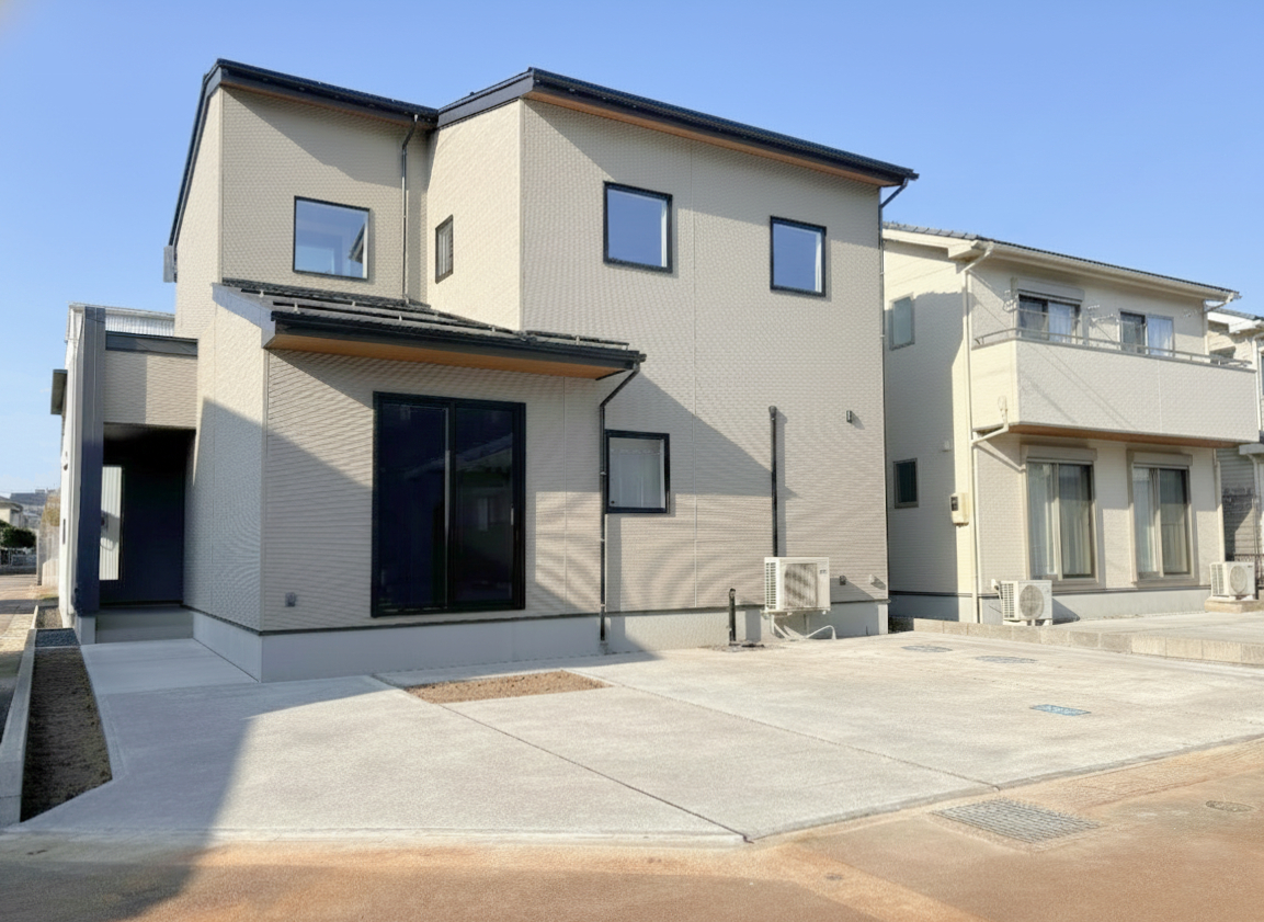 alt="三条市・34坪 軒を出した和モダンデザインの注文住宅 外観"